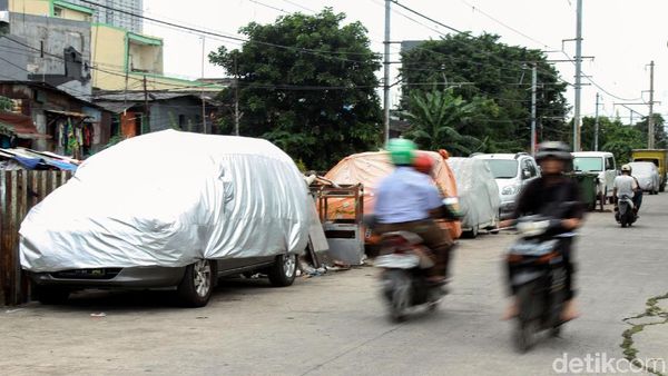 Duh, Lahan Parkir Kurang Mobil Parkir Sembarangan