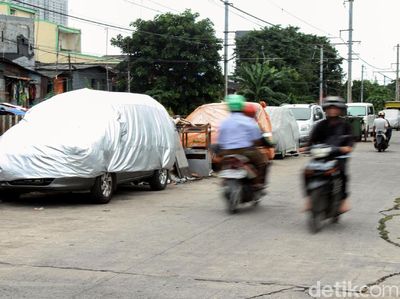 Duh, Lahan Parkir Kurang Mobil Parkir Sembarangan