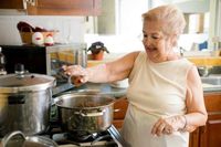 Masakan Buatan Nenek Selalu Lebih Enak, Ini 5 Alasannya!