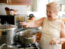 Masakan Buatan Nenek Selalu Lebih Enak, Ini 5 Alasannya!