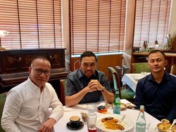 Gaya Makan Crazy Rich Tanjung Priok hingga Nama Makanan yang Kocak