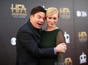 Manis! Aktor Mike Myers Belikan Gaun Rp 128 Juta Edisi Terbatas untuk Istri Manis! Aktor Mike Myers Belikan Gaun Rp 128 Juta Edisi Terbatas untuk Istri