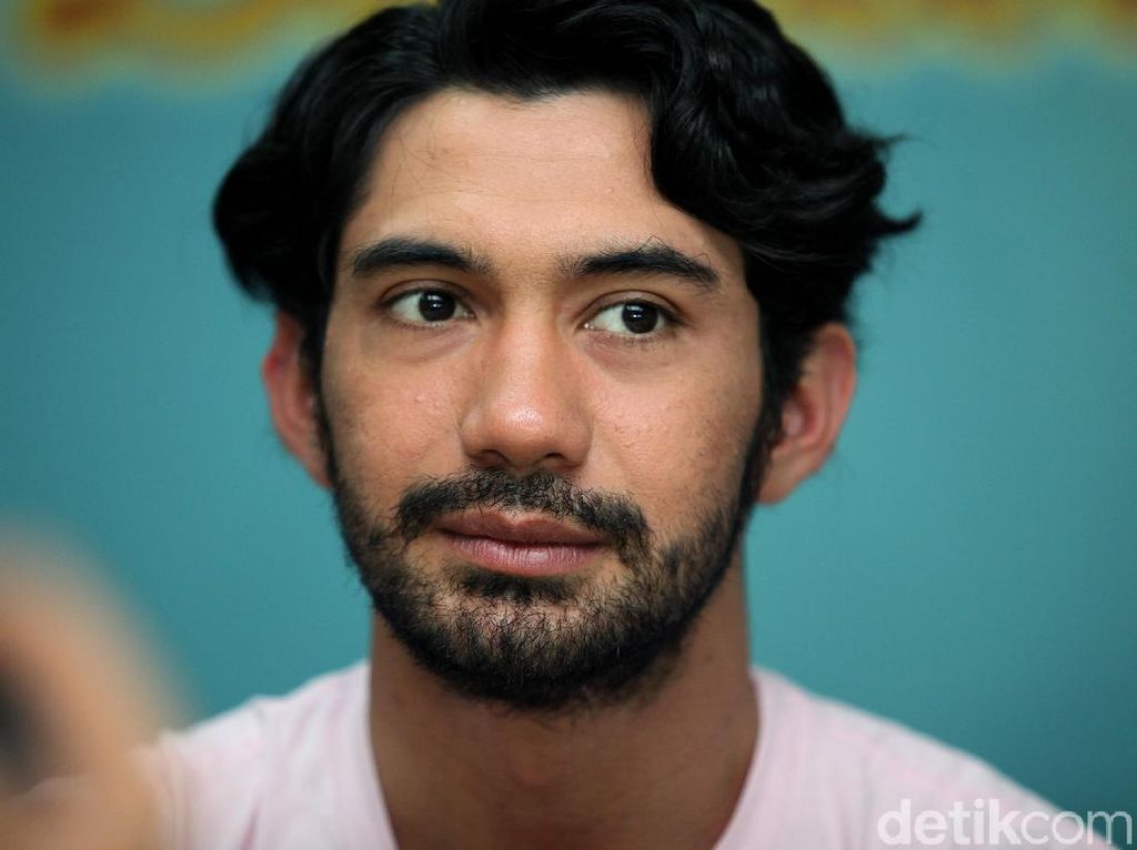 Hadiri Pemakaman BJ Habibie, Reza Rahadian Ucap Salam Perpisahan Hadiri Pemakaman BJ Habibie, Reza Rahadian Ucap Salam Perpisahan