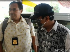 Ketum PPP Rommy dan 4 Orang yang Ditangkap KPK Dibawa ke Jakarta Ketum PPP Rommy dan 4 Orang yang Ditangkap KPK Dibawa ke Jakarta