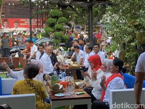 Jokowi Ajak Istri dan Menantu Santai Makan Durian di Medan