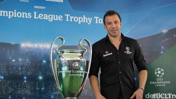 Alessandro del Piero dengan trofi Liga Champions tiba di Bali.