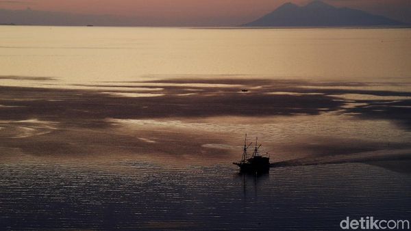 Indah Banget! Senja dari Ketinggian Pantai Atlantis Labuan Bajo