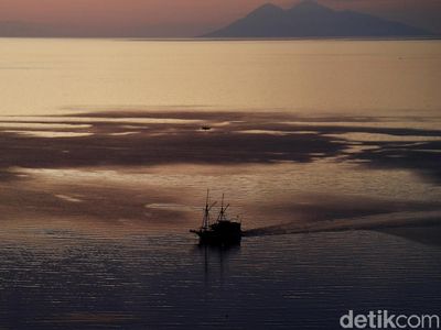 Indah Banget! Senja dari Ketinggian Pantai Atlantis Labuan Bajo