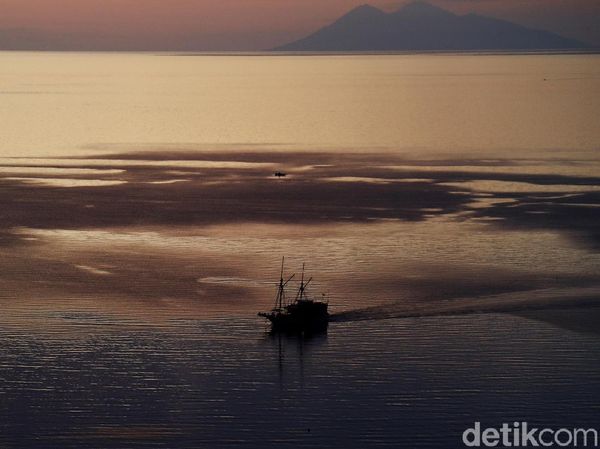Menikmati Senja di Pantai Atlantis yang Mempesona