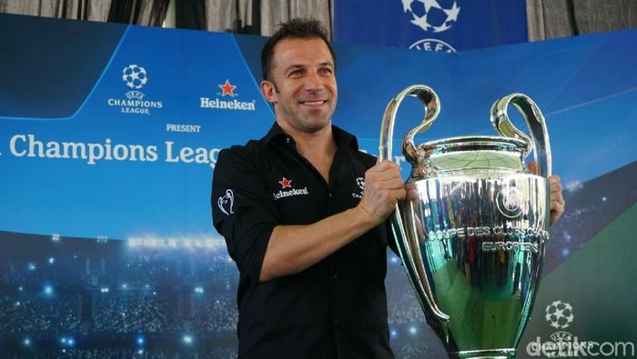 Alessandro Del Piero bawa trofi Liga Champions ke Bali. (Foto: Aditya Mardiastuti/detikcom) Alessandro Del Piero bawa trofi Liga Champions ke Bali. (Foto: Aditya Mardiastuti/detikcom)