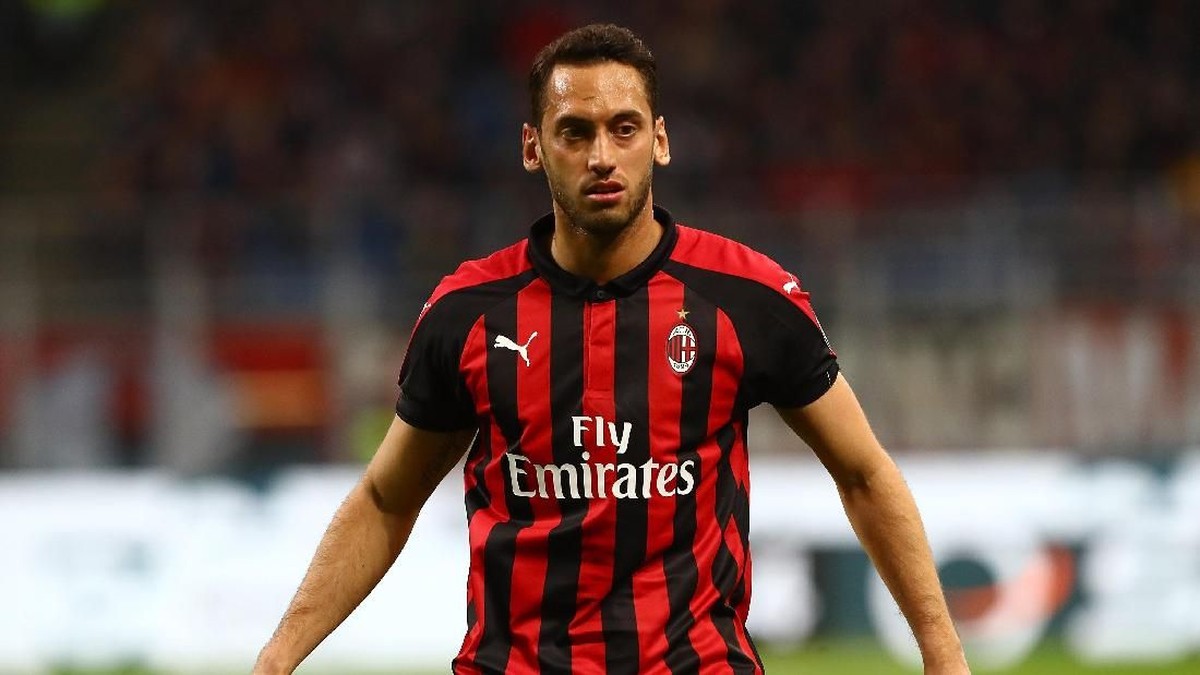 Hakan Calhanoglu tak sabar menanti Derby Milan. (Foto: Marco Luzzani/Getty Images)