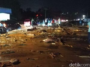 Sisir Lokasi Banjir Bandang Sentani, Tim TNI Temukan 1 Peti Uang
