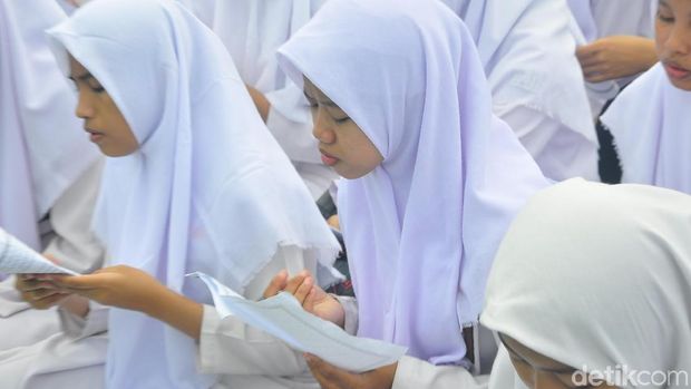 Ribuan siswa zikir dan doa jelang UN serta untuk korban teror di selandia baru, Kudus, Sabtu (16/3/2019).