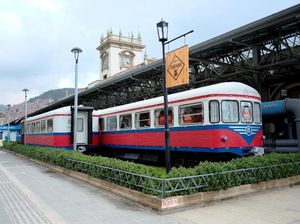 Unik, Kafe Hingga Perpustakaan Ini Dibangun dari Bangkai Kendaraan