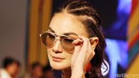 Foto: Luna Maya Eksis Lagi di Catwalk Sepulang Umrah