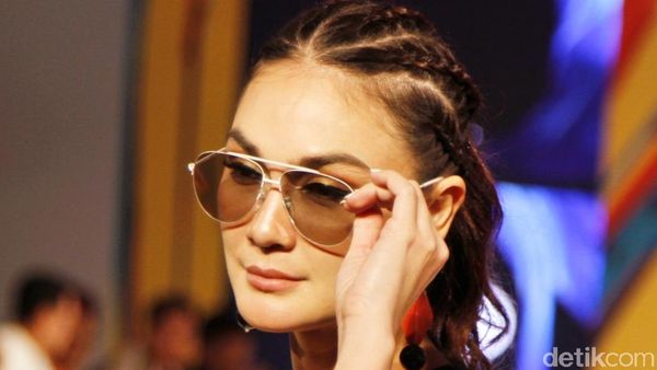 Foto: Luna Maya Eksis Lagi di Catwalk Sepulang Umrah
