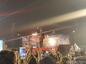 Kenakan Baju Adat Melayu, Jokowi Sapa Ragam Etnis di Sumut