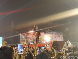 Kenakan Baju Adat Melayu, Jokowi Sapa Ragam Etnis di Sumut