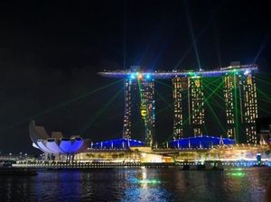Ke Merlion Park, Nikmati Pertunjukan Laser dan Kembang Api