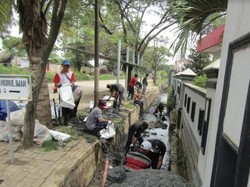 Bersih-bersih, 60 Warga Tanjung Priok Ikuti Program Padat Karya