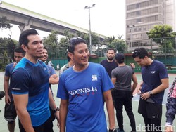 Jelang Debat, Sandi Lari Pagi dan Main Basket Bareng Artis