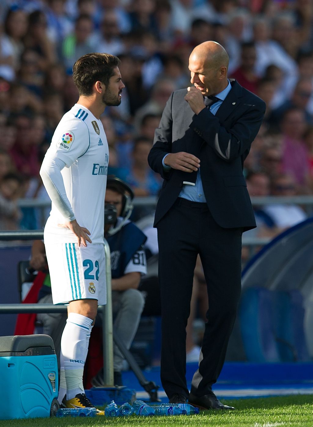 GETAFE, SPAIN - OCTOBER 14: Head coach Zinedine Zidane of Real Madrid CF has a word with Isco Alarcon before putting him on during the La Liga match between Getafe and Real Madrid at Coliseum Alfonso Perez on October 14, 2017 in Getafe, Spain. (Photo by Denis Doyle/Getty Images)