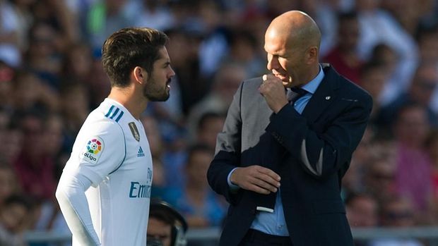 GETAFE, SPAIN - OCTOBER 14: Head coach Zinedine Zidane of Real Madrid CF has a word with Isco Alarcon before putting him on during the La Liga match between Getafe and Real Madrid at Coliseum Alfonso Perez on October 14, 2017 in Getafe, Spain. (Photo by Denis Doyle/Getty Images)