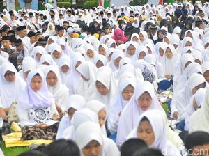 Ribuan Pelajar Kudus Zikir Jelang UN dan untuk Korban Teror di Selandia Baru Ribuan Pelajar Kudus Zikir Jelang UN dan untuk Korban Teror di Selandia Baru