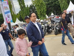 Isi Akhir Pekan, Anies Baswedan Kompak Naik Moge dengan Anak