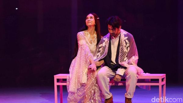 Melihat Akting Reza Rahadian hingga Marsha Timothy di Panggung Musikal