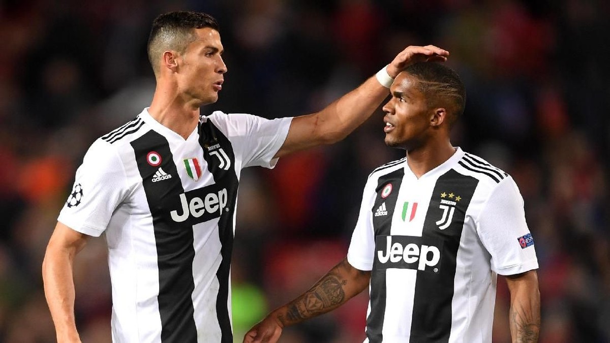 Cristiano Ronaldo dan Douglas Costa semasa di Juventus. (Foto: Laurence Griffiths/Getty Images)