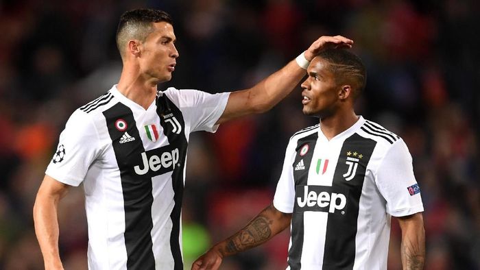 Douglas Costa sempat ragu Cristiano Ronaldo bisa memberi dampak baik ke ruang ganti Juventus (Foto: Laurence Griffiths/Getty Images) Douglas Costa sempat ragu Cristiano Ronaldo bisa memberi dampak baik ke ruang ganti Juventus (Foto: Laurence Griffiths/Getty Images)