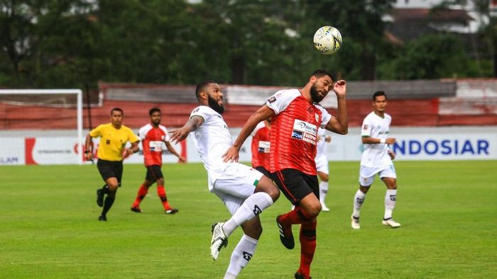 Persipura Jayapura kalah 1-3 dari Kalteng Putra. (Foto: Andreas Fitri Atmoko/Antara) Persipura Jayapura kalah 1-3 dari Kalteng Putra. (Foto: Andreas Fitri Atmoko/Antara)
