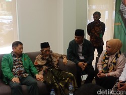 Mbah Moen Sambangi PPP untuk Rapat Penetapan Status Romahurmuziy