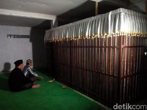 Mengintip Caleg yang Datangi Makam Keramat di Kudus Malam-malam