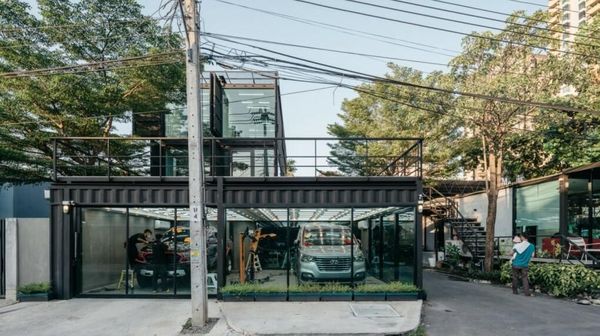 Bengkel Mobil Mewah Ini Terbuat dari Kontainer Bekas