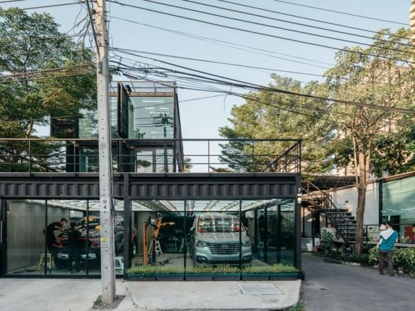 Bengkel Mobil Mewah Ini Terbuat dari Kontainer Bekas