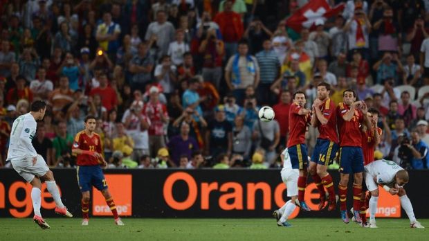 Cristiano Ronaldo saat menjadi eksekutor tendangan bebas di timnas Portugal.