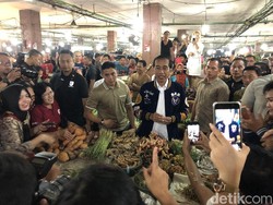 Kunjungi Pasar Petisah Medan, Jokowi Foto Bareng Warga dan Beli Teri