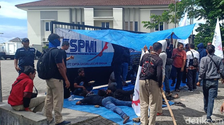 Mediasi Gagal, Buruh di Madiun Segel Gudang dengan Dirikan Tenda