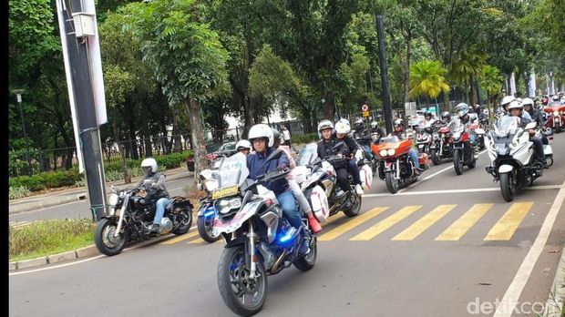 Isi Akhir Pekan, Anies Baswedan Kompak Naik Moge dengan Anak/