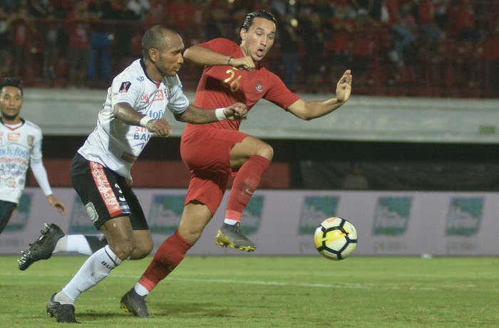 Pesepak bola Timnas U-23 Indonesia Ezra Walian (kanan) berebut bola dengan pesepak bola Bali United Leonard Tupamahu (kiri) saat pertandingan uji coba di Stadion Kapten I Wayan Dipta, Gianyar, Bali, Minggu (17/3/2019). Timnas U-23 Indonesia berhasil mengalahkan Bali United dengan skor 3-0. ANTARA FOTO/Fikri Yusuf/wsj.