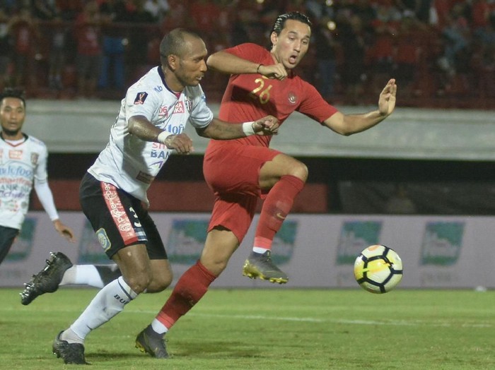 Pesepak bola Timnas U-23 Indonesia Ezra Walian (kanan) berebut bola dengan pesepak bola Bali United Leonard Tupamahu (kiri) saat pertandingan uji coba di Stadion Kapten I Wayan Dipta, Gianyar, Bali, Minggu (17/3/2019). Timnas U-23 Indonesia berhasil mengalahkan Bali United dengan skor 3-0. ANTARA FOTO/Fikri Yusuf/wsj.