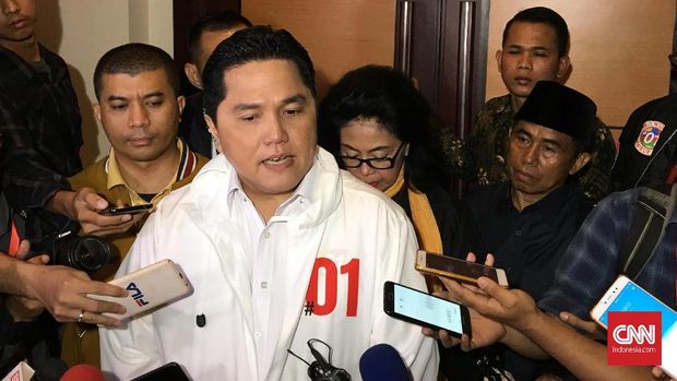Ketua TKN Erick Thohir memberikan keterangan kepada wartawan di sela rapat konsolidasi H-30 jelang pilpres di Hotel Borobudur, Jakarta, Minggu (17/3)