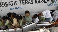 Puluhan Siswa SD Ini Antre Menabung di Bank Apung