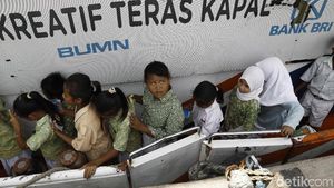 Puluhan Siswa SD Ini Antre Menabung di Bank Apung