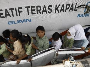 Puluhan Siswa SD Ini Antre Menabung di Bank Apung Puluhan Siswa SD Ini Antre Menabung di Bank Apung