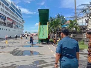 Dua Kapal Pesiar Berisi Ratusan Wisman Bersandar di Pelabuhan Benoa Dua Kapal Pesiar Berisi Ratusan Wisman Bersandar di Pelabuhan Benoa