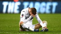 Adapun bagi Swansea, kekalahan ini menyudahi kiprahnya di Piala FA. Terlihat Jay Fulton tertunduk di lapangan Liberty Stadium. (Foto: Harry Trump/Getty Images)