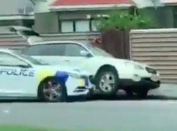 Aksi Polisi Tabrak Mobil Penembak Massal di Selandia Baru